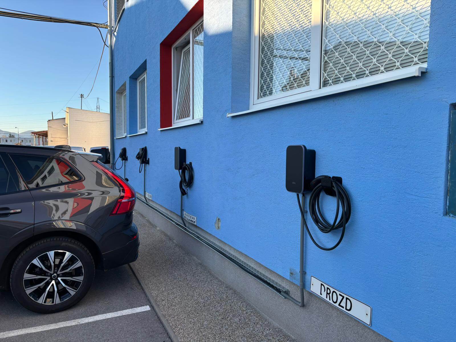Firemné parkovisko s wallboxmi - reálna realizácia Voltarea